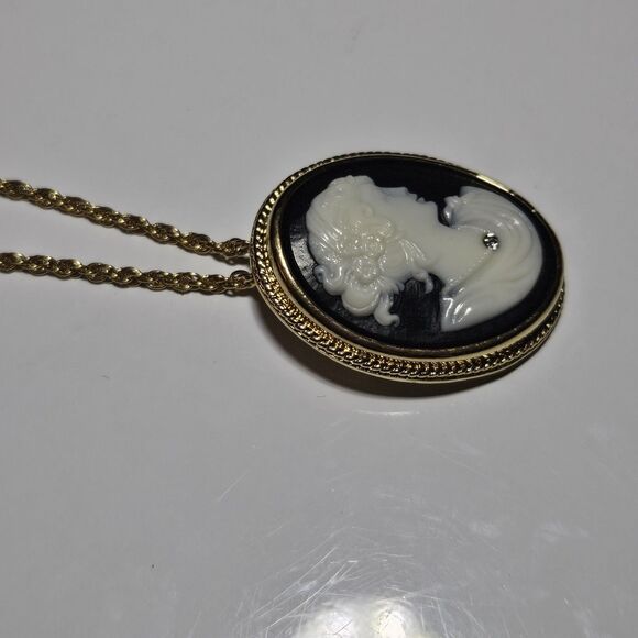 Vintage Avon Signed Cameo Pendant Brooch Gold Tone Chain Black White 24" - Picture 14 of 15